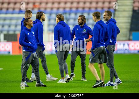 Wigan, Royaume-Uni. 11th octobre 2022. Les joueurs de Blackburn Rovers inspectent le terrain lors du match du championnat Sky Bet entre Wigan Athletic et Blackburn Rovers au stade DW, Wigan, le mardi 11th octobre 2022. (Crédit : Mike Morese | MI News) crédit : MI News & Sport /Alay Live News Banque D'Images