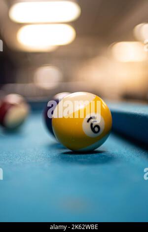 Un cliché vertical de la boule de billard numéro 9 dans un flou Banque D'Images