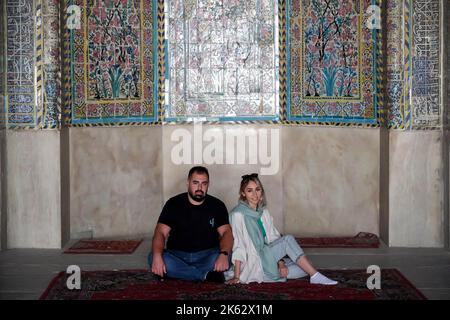 Shiraz, Fars, Iran. 9th octobre 2022. Un jeune couple iranien pose une photo lors d'une visite à la mosquée Vakil à Shiraz, province de Fars, Iran, 09 octobre 2022. L'Iran a été confronté à des manifestations anti-gouvernementales dans le monde entier à la suite de la mort de Masha Amini, une jeune fille de 22 ans, qui a été détenue le 13 septembre par l'unité de police chargée d'appliquer le strict code vestimentaire pour les femmes en Iran. Amini a été déclarée morte le 16 septembre, après avoir passé 3 jours dans le coma. Les dirigeants iraniens ont condamné les manifestations comme des « émeutes » et ont accusé les États-Unis et Israël de planifier les manifestations à l'intérieur du pays. (Image crédit : © RO Banque D'Images