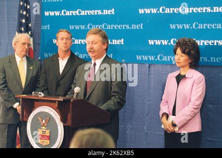 Bureau de la secrétaire - Elaine Chao et Jim Shea at Care Conférence de presse Careers.Net Banque D'Images