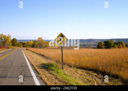 Panneau de signalisation indiquant un virage dans la route, Frontenac State Park, Minnesota, États-Unis Banque D'Images