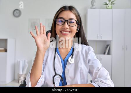 Un médecin asiatique parle de conseil en web CAM via des conseils de télémédecine virtuelle Banque D'Images