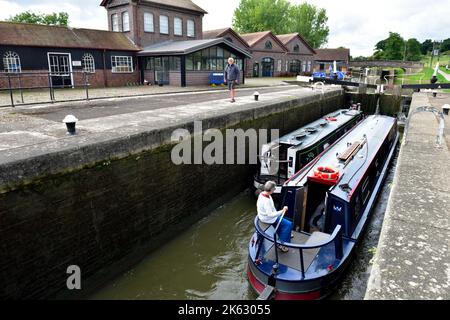 Deux bateaux étroits traversant des écluses en chemin vers le vol de 21 écluses à Hatton Locks sur le Grand Union Canal, Warwick, Warwickshire Banque D'Images