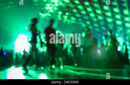 Résumé des gens flous se déplaçant et dansant à la fête de nuit de musique - image défoqué de la fête de club de discothèque avec spectacle laser - Nightlife entertai Banque D'Images