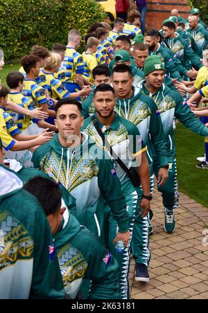 Darlington, Royaume-Uni. 11 octobre 2022. L’équipe masculine de la coupe du monde de rugby des îles Cook est arrivée au Rockliffe Hall, où elle sera basée pendant trois semaines au cours de sa campagne de RLWC2021 qui comprend un match contre les rivaux des Tonga au stade Riverside de Middlesbrough. L'équipe a été accueillie avec un groupe de jeunes cuivres et de jeunes joueurs de Yarm Wolves avant de rencontrer des représentants locaux et les médias. Ils ont également exécuté le Haka. Crédit : Teesside Snapper/Alamy Live News Banque D'Images