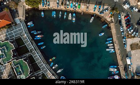 Port avec yachts et bateaux dans une baie fermée d'une vue d'oiseau. Banque D'Images