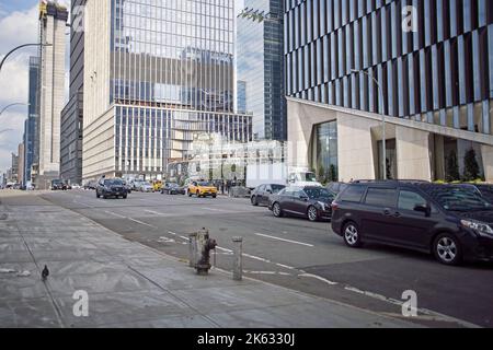New York, NY, États-Unis - 11 octobre 2022 : vue latérale des tours à Hudson yards avec circulation sur 11th Ave par un jour d'automne partiellement nuageux. Banque D'Images