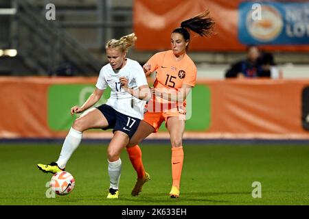 LA HAYE - (lr) Julie Blakstad de Norvège femmes, Caitlin Dijkstra de Hollande femmes pendant le match amical des femmes entre les pays-Bas et la Norvège au stade Bingoal de 11 octobre 2022 à la Haye, pays-Bas. ANP GERRIT VAN COLOGNE Banque D'Images