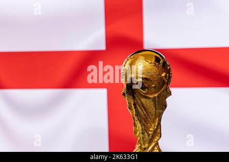 Trophée de la coupe du monde de la FIFA sur fond de drapeau de l'Angleterre. Banque D'Images