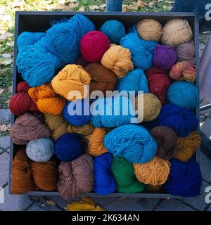 Gros plan des balles de fil. Couleurs arc-en-ciel. Fils pour tricoter. Skeins de fil. Banque D'Images