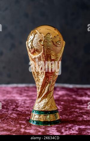 Trophée coupe du monde de la FIFA isolé sur fond noir. Banque D'Images