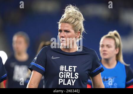 Millie d'Angleterre s'échauffe avant le lancement avec « #LetGirlsPlay » sur leur maillot avant le match international amical des femmes au stade Amex, Brighton et Hove. Date de la photo: Mardi 11 octobre 2022. Banque D'Images