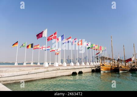 Drapeaux des nations qualifiés pour la coupe du monde Qatar 2022 hissé à Doha Corniche, Qatar. Banque D'Images