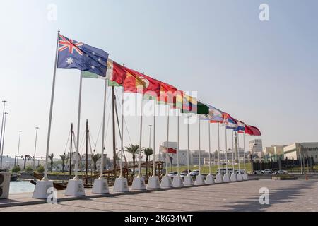 Drapeaux des nations qualifiés pour la coupe du monde Qatar 2022 hissé à Doha Corniche, Qatar. Banque D'Images