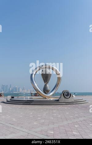 La coupe du monde de la FIFA Qatar 2022 horloge officielle de compte à rebours, propulsé par Hublot. Situé à la Corniche, Doha. Banque D'Images