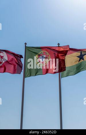 Le drapeau national du Portugal est un bicolore rectangulaire avec un champ divisé en vert sur le palan et en rouge à la volée. Banque D'Images