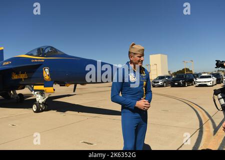 Le capitaine Brian Kesselring, commandant de l'escadron de démonstration de vol des Blue Angels de la Marine des États-Unis, répond aux questions au cours d'une entrevue avec les médias. Banque D'Images