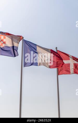 Le drapeau national de la France est tricolore et comporte trois bandes verticales de couleur bleue, blanche et rouge. Banque D'Images