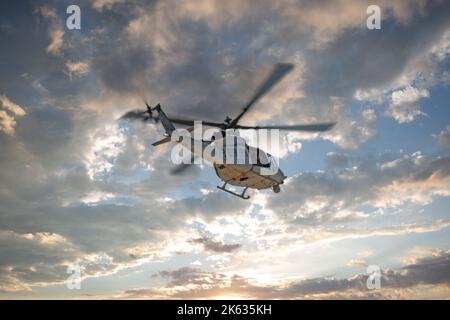 USMC UH-1Y Venom hélicoptère dans le ciel au-dessus de MCAS Miramar à San Diego, Californie (photo illustration) Banque D'Images