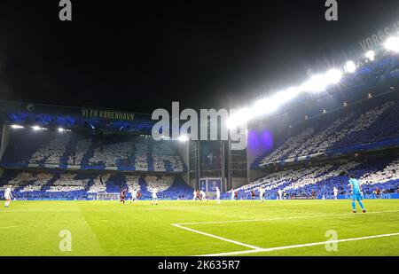 Les fans du FC Copenhagen dissipent une fresque à 80th minutes lors du match du groupe G de la Ligue des champions de l'UEFA au stade Parken, à Copenhague. Date de la photo: Mardi 11 octobre 2022. Banque D'Images