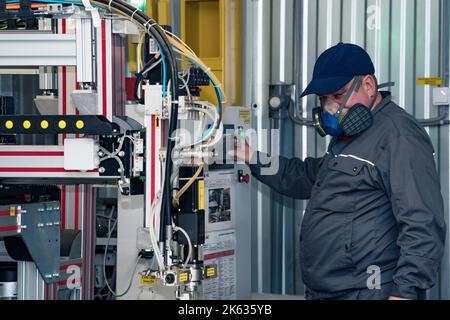 Perm, Russie - 21 septembre 2022: Opérateur de machine de distribution de dosage robotique industrielle au travail Banque D'Images