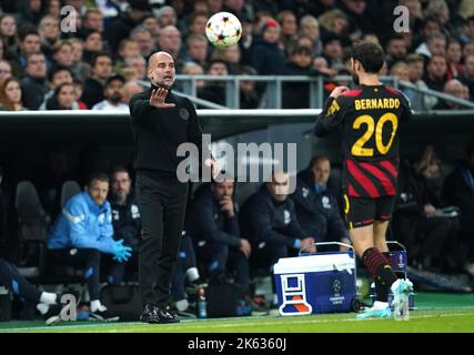 Le directeur de Manchester City, PEP Guardiola (à gauche), passe le ballon au joueur Bernardo Silva lors du match G de l'UEFA Champions League au Parken Stadium, à Copenhague. Date de la photo: Mardi 11 octobre 2022. Banque D'Images