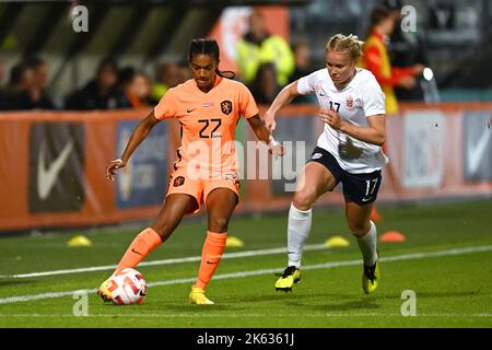 LA HAYE - (lr) Esmee Brugts de Hollande femmes, Julie Blakstad de Norvège femmes pendant le match amical des femmes entre les pays-Bas et la Norvège au stade Bingoal sur 11 octobre 2022 à la Haye, pays-Bas. ANP GERRIT VAN COLOGNE Banque D'Images