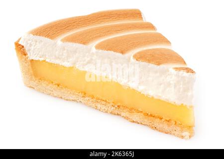 Un morceau de tarte au citron avec garniture meringue isolée sur blanc. Banque D'Images