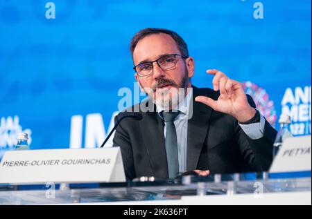 Washington, États-Unis. 11th octobre 2022. Pierre-Olivier Gourinchas, économiste en chef du FMI, prend la parole lors d'une conférence de presse à Washington, DC, aux États-Unis, le 11 octobre 2022. Le Fonds monétaire international (FMI) a prévu mardi une croissance de l'économie mondiale de 3,2 pour cent cette année et de 2,7 pour cent en 2023, avec une révision à la baisse de 0,2 pour cent pour 2023 par rapport aux prévisions de juillet, selon le dernier rapport sur les Perspectives de l'économie mondiale (WEO). Credit: Liu Jie/Xinhua/Alay Live News Banque D'Images