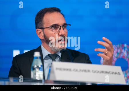 Washington, États-Unis. 11th octobre 2022. Pierre-Olivier Gourinchas, économiste en chef du FMI, prend la parole lors d'une conférence de presse à Washington, DC, aux États-Unis, le 11 octobre 2022. Le Fonds monétaire international (FMI) a prévu mardi une croissance de l'économie mondiale de 3,2 pour cent cette année et de 2,7 pour cent en 2023, avec une révision à la baisse de 0,2 pour cent pour 2023 par rapport aux prévisions de juillet, selon le dernier rapport sur les Perspectives de l'économie mondiale (WEO). Credit: Liu Jie/Xinhua/Alay Live News Banque D'Images