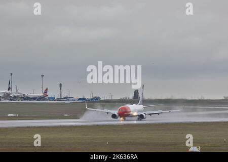 Atterrissage en avion sous la pluie Banque D'Images