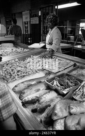 Magasin de poissons fréquenté par une femme noire, Kansas City, Missouri, États-Unis, 1972. Banque D'Images