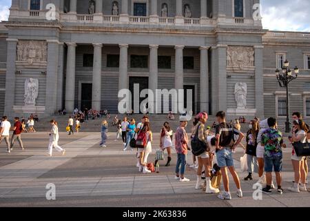 Cathédrale d'Almudena, Espagne, foule de jeunes touristes qui traînaient sur la Plaza de la Armería Banque D'Images