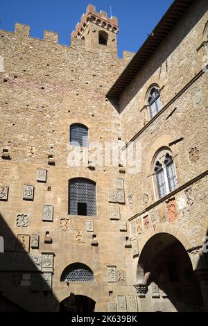 Mairie Manteaux d'armes sur les murs de la cour intérieure Musée Bargello Florence Italie Banque D'Images