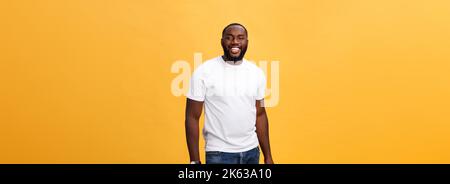 Portrait de l'homme afro-américain enchanté avec le sourire positif, blanc dents parfaites, regarde heureux à la caméra, étant le succès d'enterpreneur, s'use Banque D'Images
