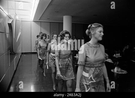 Des hôtesses américaines assistent à un cours de préparation Eastern Airlines à Dallas, Texas, 1972. Banque D'Images