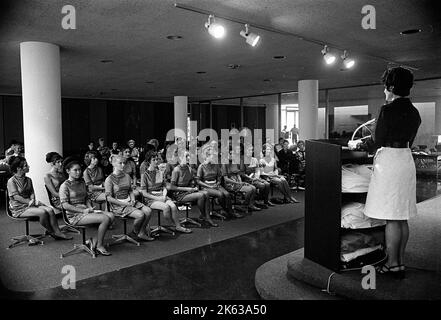 Des hôtesses américaines assistent à un cours de préparation Eastern Airlines à Dallas, Texas, 1972. Banque D'Images