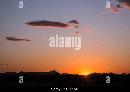 Red Rock, Arizona, coucher de soleil, pics de montagne dans le désert de Sonora, ciel nocturne, espace vide pour le texte Banque D'Images