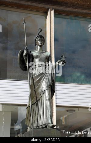 Statue de Miner/va par Ludovico Consorti devant la bibliothèque publique de Bogota Banque D'Images