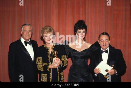 **PHOTO DE FICHIER** Angela Lansbury est décédée. Angela Lansbury, George Peppard, Lynda carter et John Hillerman aux Golden Globe Awards 1985 sur 27 janvier 1985. Crédit: Ralph Dominguez/MediaPunch Banque D'Images