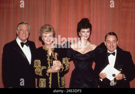 **PHOTO DE FICHIER** Angela Lansbury est décédée. George Peppard, Angela Lansbury, Lynda carter et John Hillerman aux Prix annuels du Globe d'or 42nd 26 janvier 1985 crédit : Ralph Dominguez/MediaPunch Banque D'Images