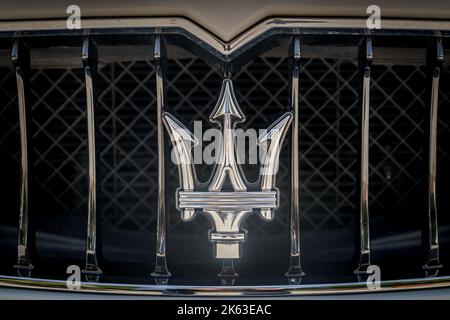 Le logo trident de la société automobile Maserati. Le logo du constructeur italien de véhicules de luxe est basé sur la fontaine de Neptune sur la Piazza Maggiore de Bologne, Bologne, Italie, juillet 2021 Banque D'Images