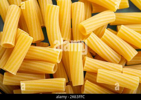 Pâtes tortiglioni crues pour une cuisson saine Banque D'Images