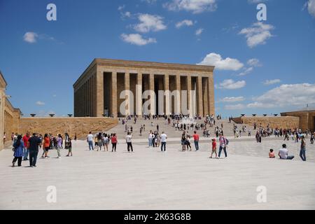 ANKARA, TURKIYE - 14 JUILLET 2022 : les gens visitent Anitkabir où se trouve le mausolée d'Ataturk, fondateur et premier président de la République de Turkiye. Banque D'Images