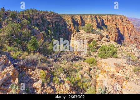 Vue sur Zuni point au loin d'une île de roche à l'est de Papago Creek à Grand Canyon Arizona. Banque D'Images