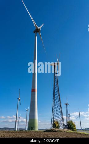 Parc éolien près de Lichtenau, éoliennes, anciennes éoliennes Nordex et éoliennes modernes Enercon, NRW, Allemagne, Banque D'Images