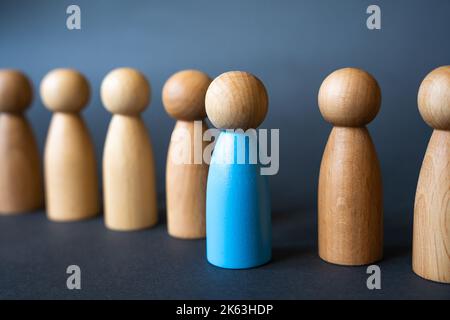 Un homme bleu sort de la ligne. Employé sélectionné. Bénéficiez d'une promotion, d'une évolution de carrière. Embaucher, recruter. Embauche par concours entre les candidats. En surbrillance Banque D'Images