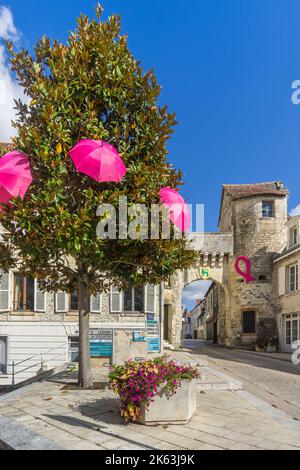 Des parapluies roses symbolisant le « mois d'octobre de sensibilisation au cancer » à la Roche Posay, Vienne (86), France. Banque D'Images