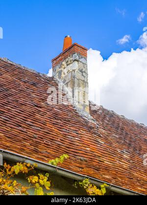 Cheminée en pierre et brique sur la maison de campagne - le petit-Pressigny, Indre-et-Loire (37), France. Banque D'Images