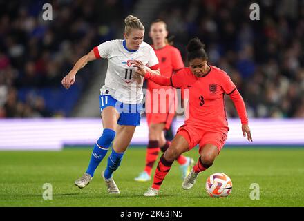 Demi Stokes (à droite), en Angleterre, et Tereza Krejcirikova, en République tchèque, se battent pour le ballon lors du match amical féminin international au stade Amex, Brighton et Hove. Date de la photo: Mardi 11 octobre 2022. Banque D'Images